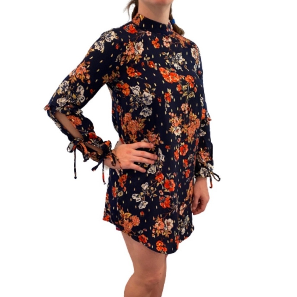 City Triangles Women’s Long Sleeve Key Hole Back Dress Size Small